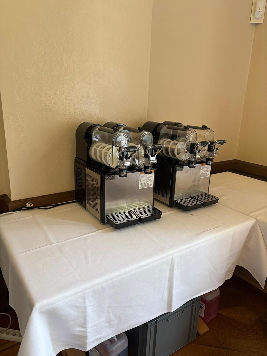 Zwei Slushmaschinen startklar auf einem Tisch
