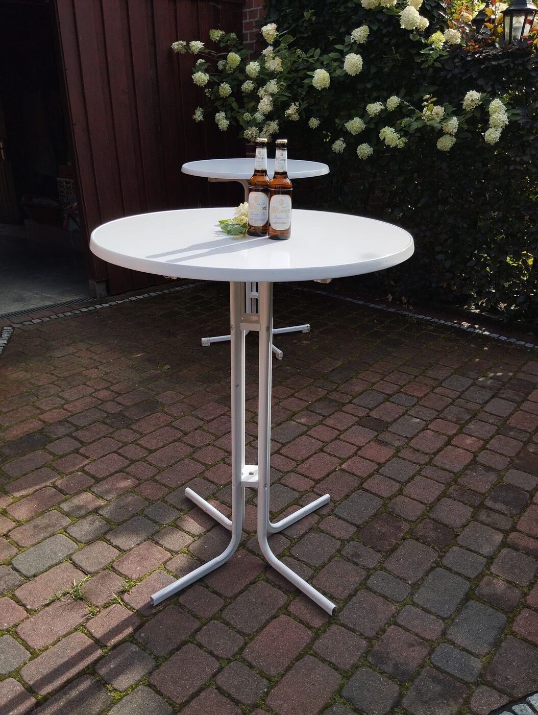 Stehtisch im Garten mit Blumendekoration